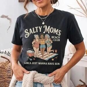 Salty Moms Beach Club T-Shirt - Funny Girls Summer Sun Graphic Tee